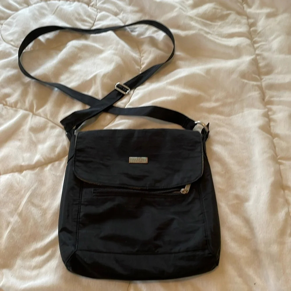 Baggallini crossbody bag Black 6 different compartments w/ flaps/zips/magnets.